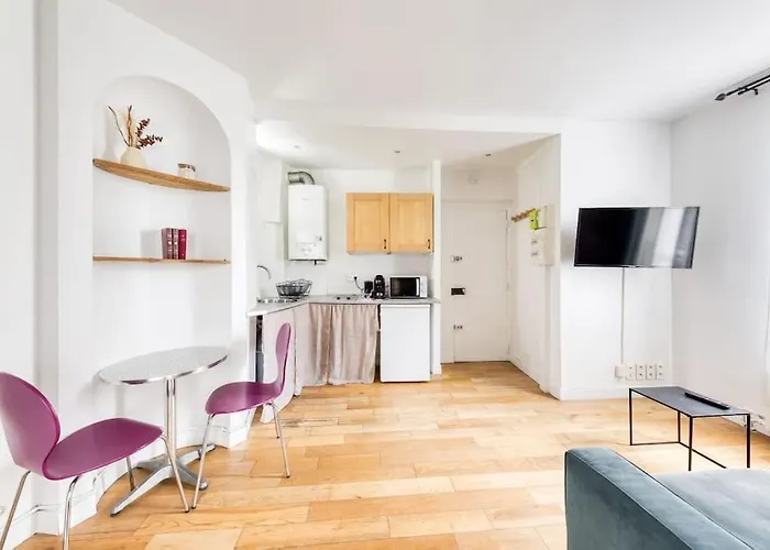 Le Canal Flat De Pantin