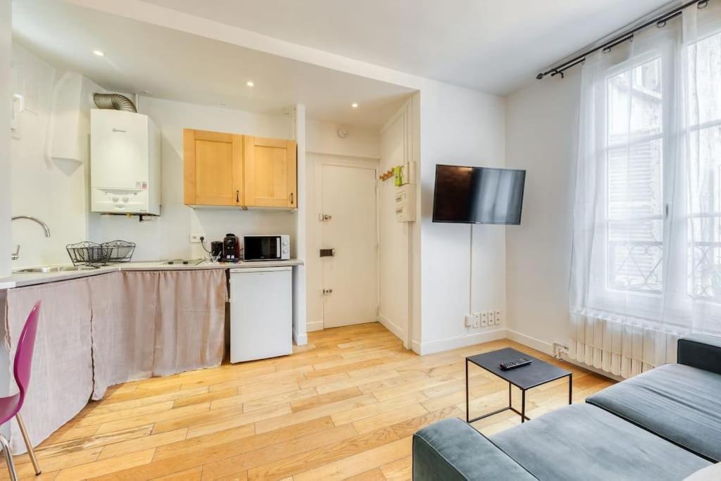 Le Canal Flat De Pantin